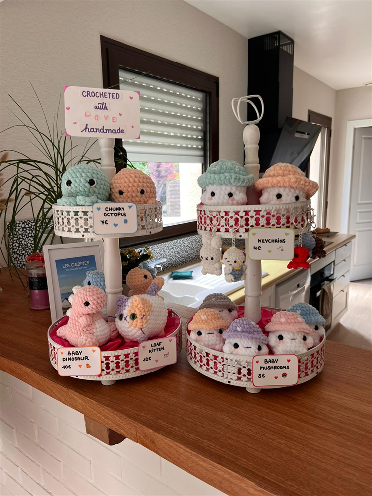 Présentoir Câlins & Threads — petites peluches au crochet